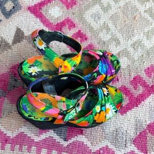 Juniors 60s Floral Multicolor platform sandals size 4?